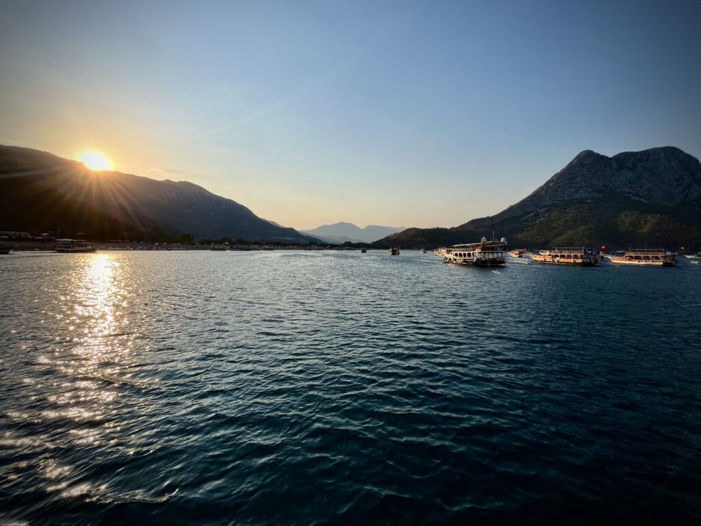 Blick über das Meer in die Bucht von Adrasan beim Sonnenuntergang.